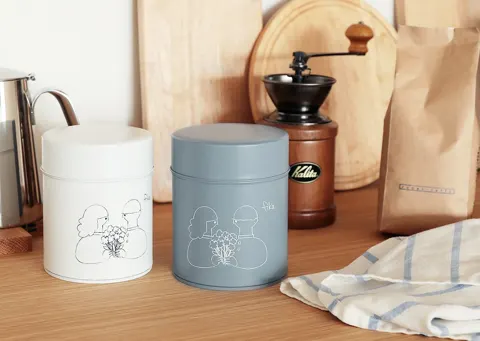 コーヒーミルと保存容器を並べた棚